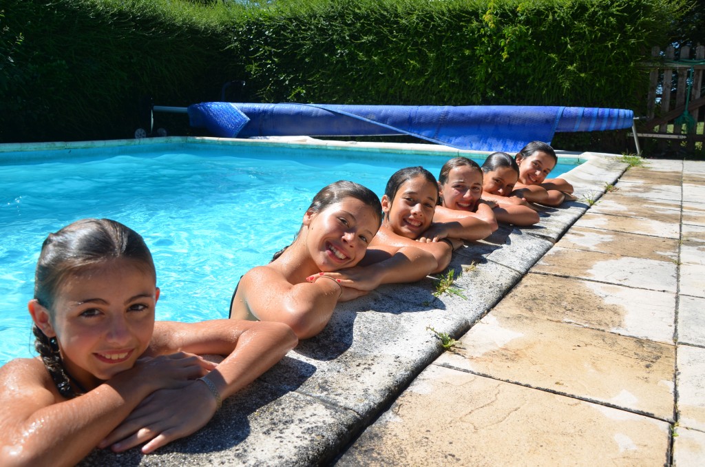 Groupe de jeune fille dans une piscine au sein d'une colonie de vacances